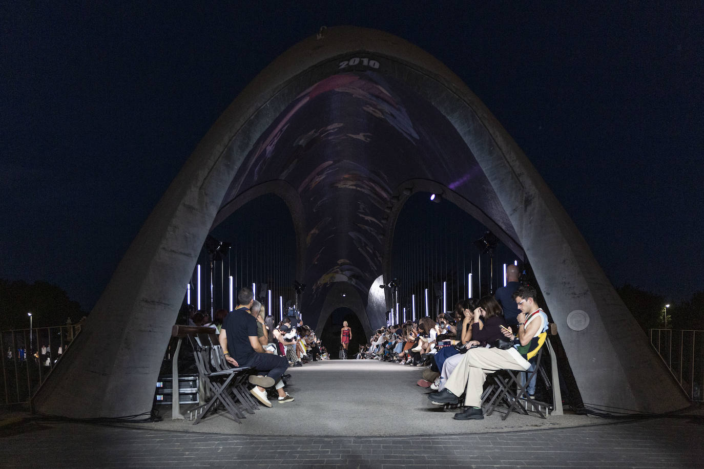 Desfile del malagueño Álvaro Calafat en el puente Cascara Matadero de Madrid Rio