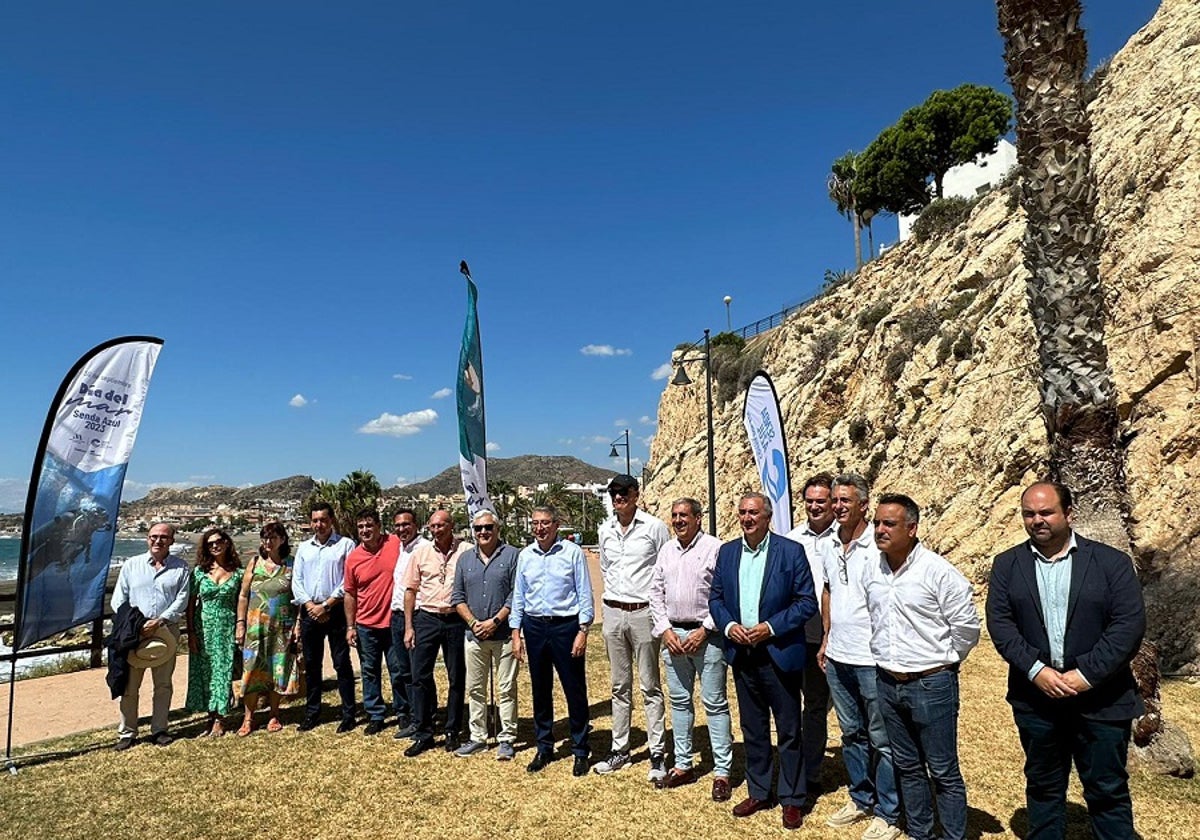 Acto de presentación de la iniciativa, este martes en los acantilados de El Cantal.