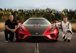 Christian von Koenigsegg (izquierda), junto al piloto de pruebas Sonny Persson y el Koenigsegg Regera tras cumplir el récord mundial de 0-400 km/h en 31,49 segundos.