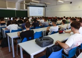 Los estudiantes de este nuevo grado en la Universidad de Málaga, el martes, en su primer día de clase.