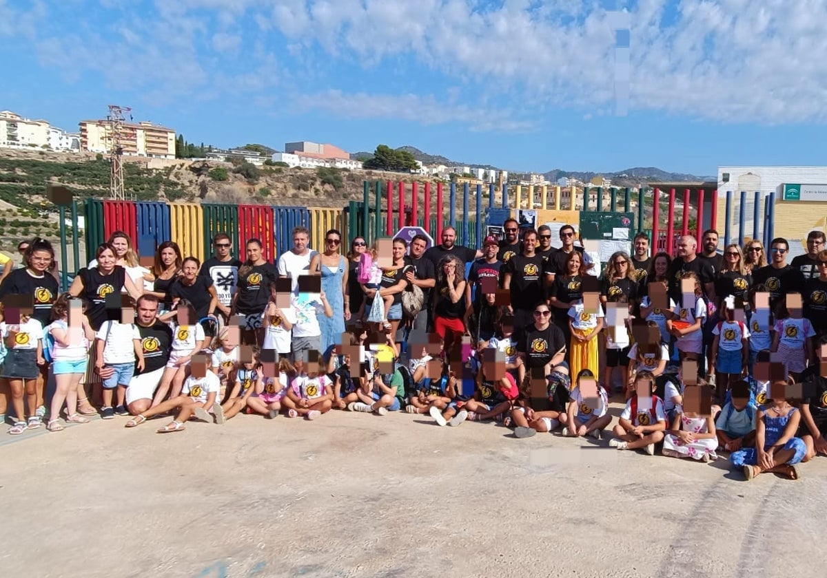 Padres, docentes y alumnos del colegio público El Faro, en una protesta a las puertas del centro el pasado lunes.