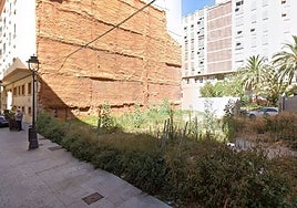 El solar está ubicado en el número 10 de la calle Ancha del Carmen.