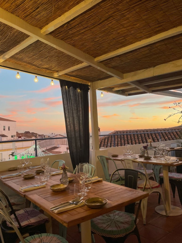 Terraza de Azulete, con vista a Gaucín.