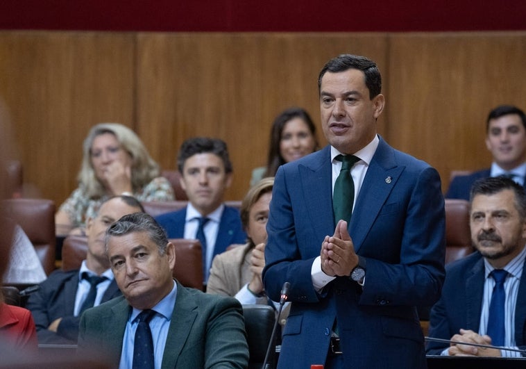 El presidente de la Junta, Juanma Moreno, durante su intervención en el debate.