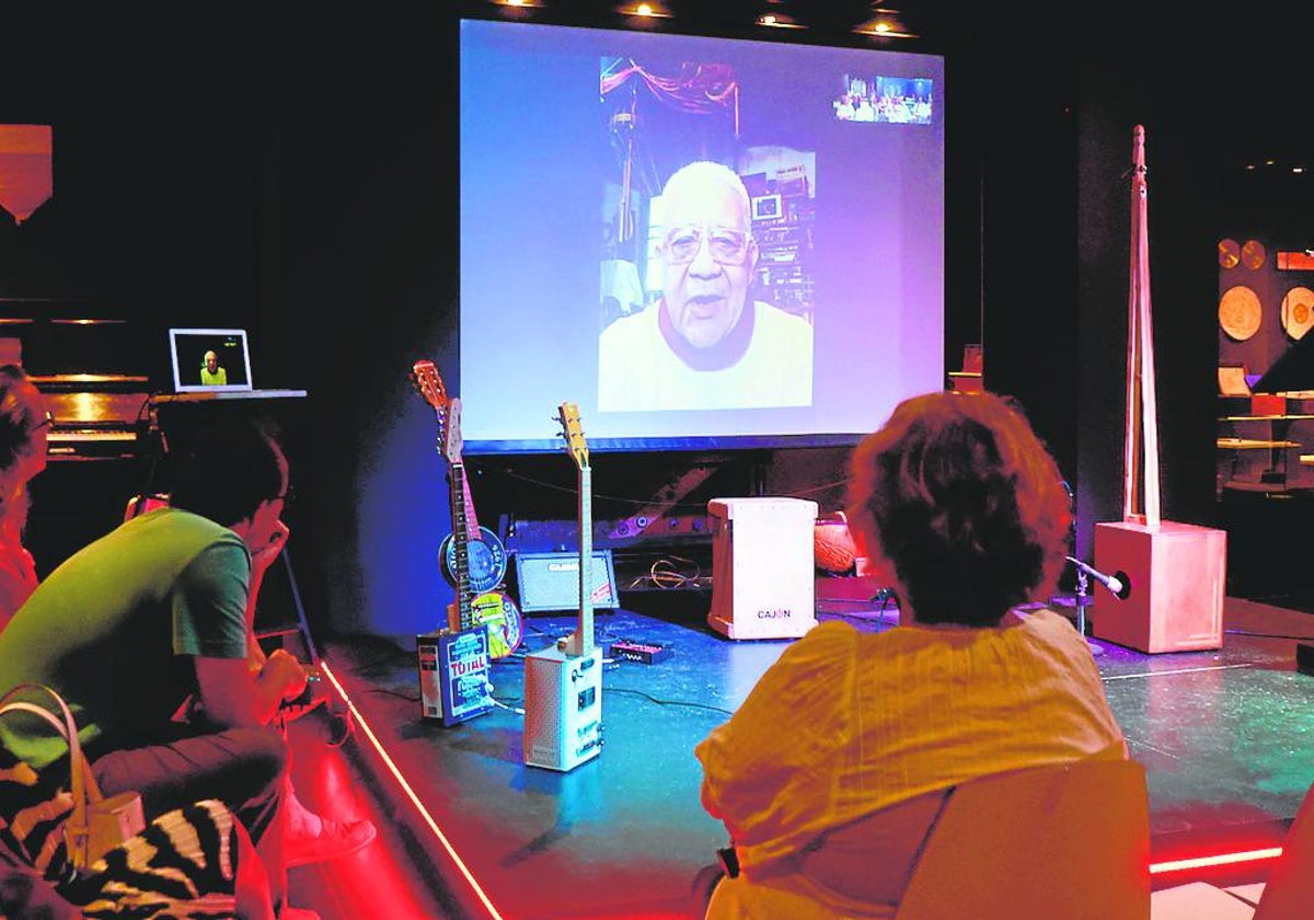 Hugo Domínguez durante la inauguración de la nueva exposición del MIMMA.