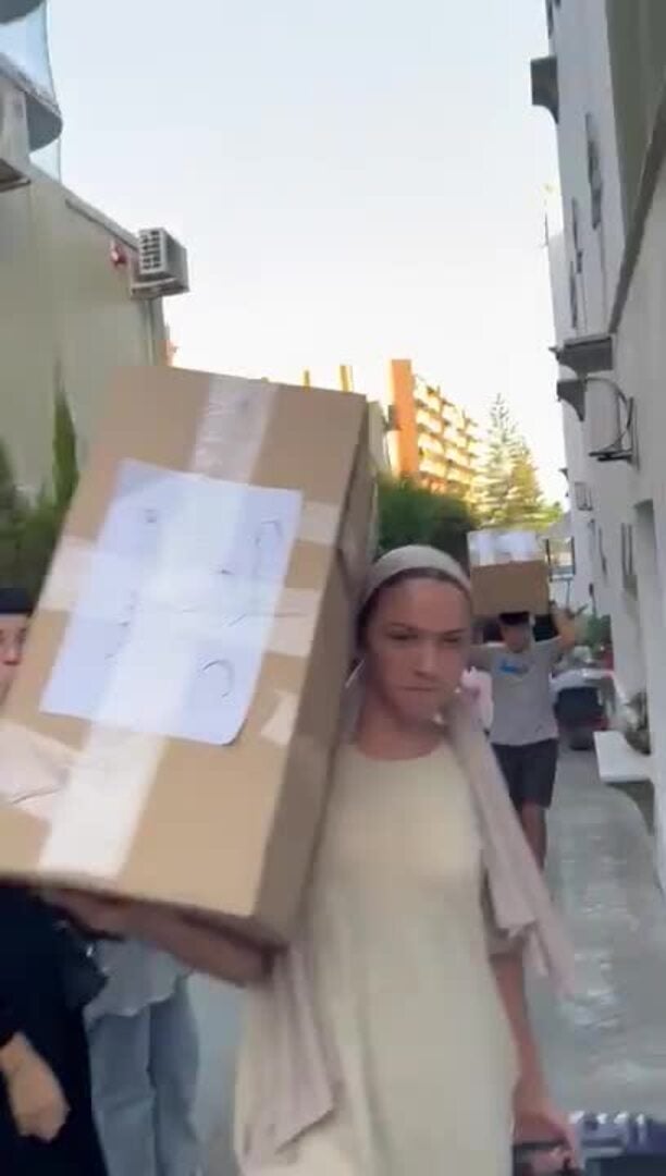 Una cadena humana en Fuengirola para llenar camiones con destino a Marruecos
