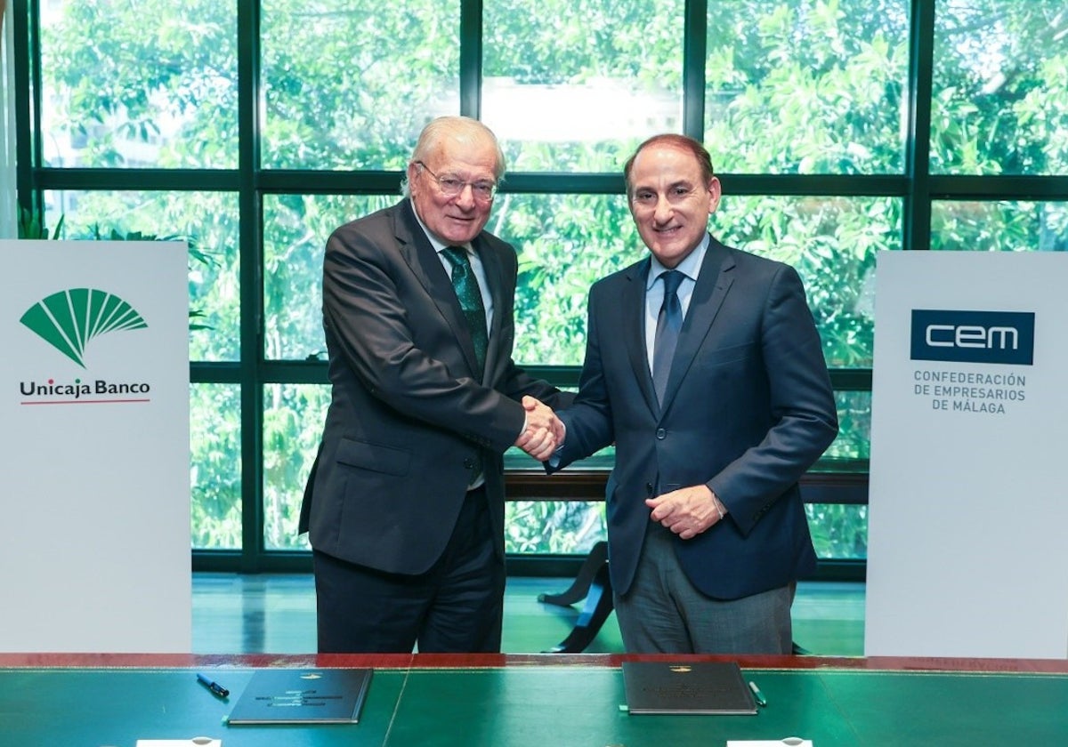 Manuel Azuaga y Javier González de Lara, tras la firma del acuerdo.