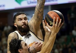 Poirier trata de frenar una penetración de Djedovic en el Unicaja-Real Madrid del domingo.