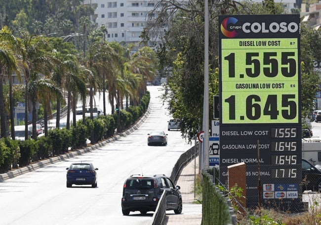 Cartel que muestra el coste en una gasolinera 'low cost'.