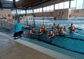 Grupo de mayores en la piscina de Torremolinos.