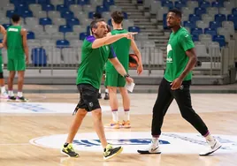 Ibon Navarro y Melvin Ejim, en el entrenamiento de este jueves.