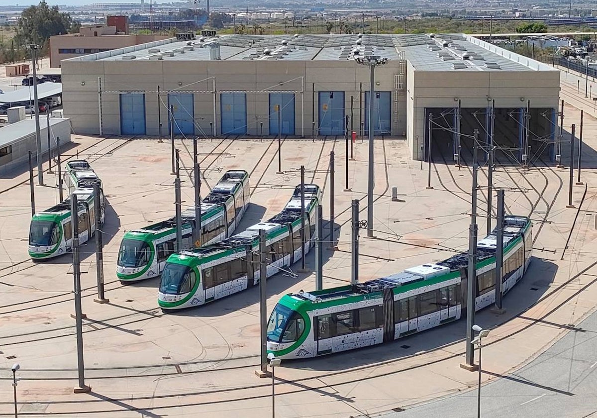 Las cuatro nuevas unidades del metro de Málaga, en el recinto de talleres y cocheras.