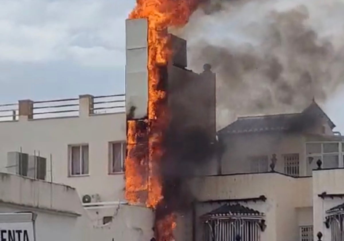 Imagen de la columna de fuego que ha provocado el incendio este jueves en Nerja.