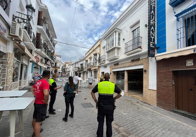 Policía Local y Guardia Civil, este jueves en el negocio afectado.