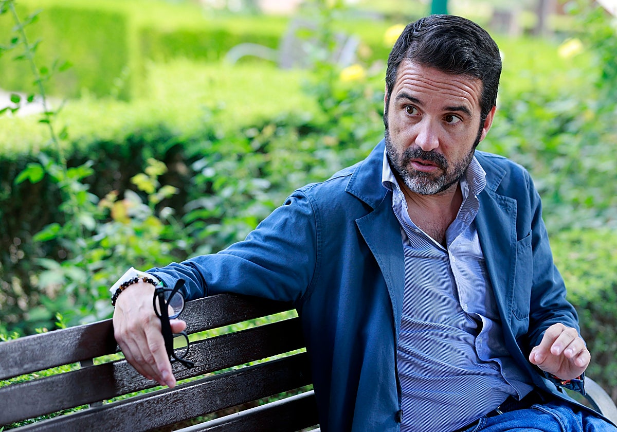 Jacobo Florido, en los jardines de Pedro Luis Alonso, al lado de la Casona del Parque.