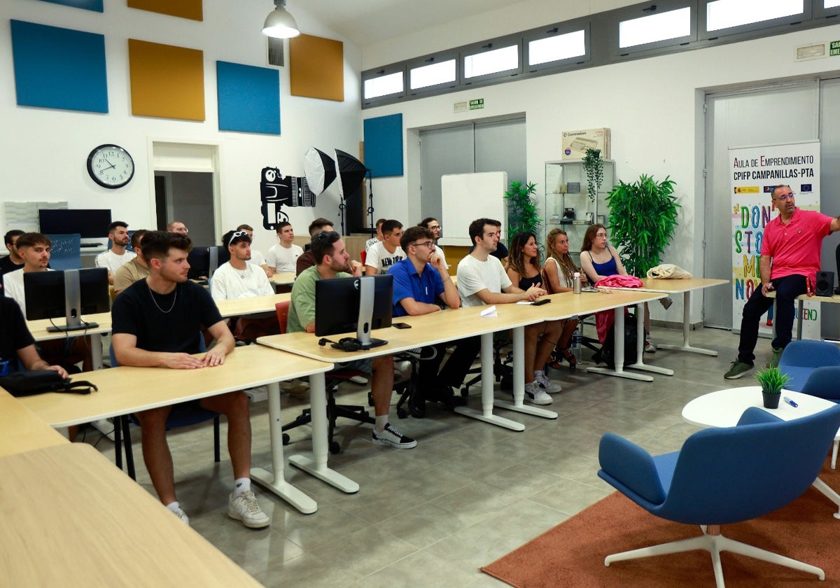 Estudiantes del ciclo Superior en Desarrollo de Aplicaciones Web del Centro Integrado de FP Campanillas, con el profesor Antonio José Sánchez Bujaldón, en su primer día de clase este viernes.