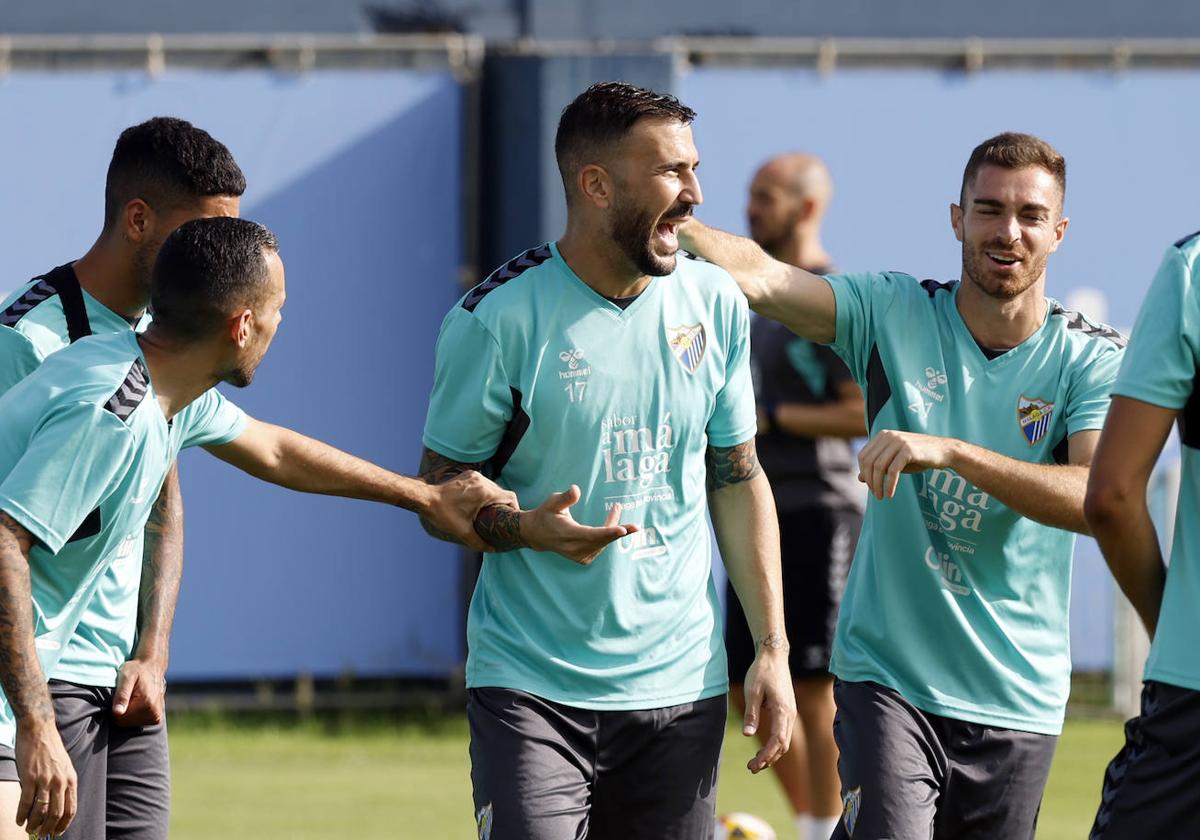 El jugador del Málaga Dioni bromea con sus compañeros durante un entrenamiento reciente.
