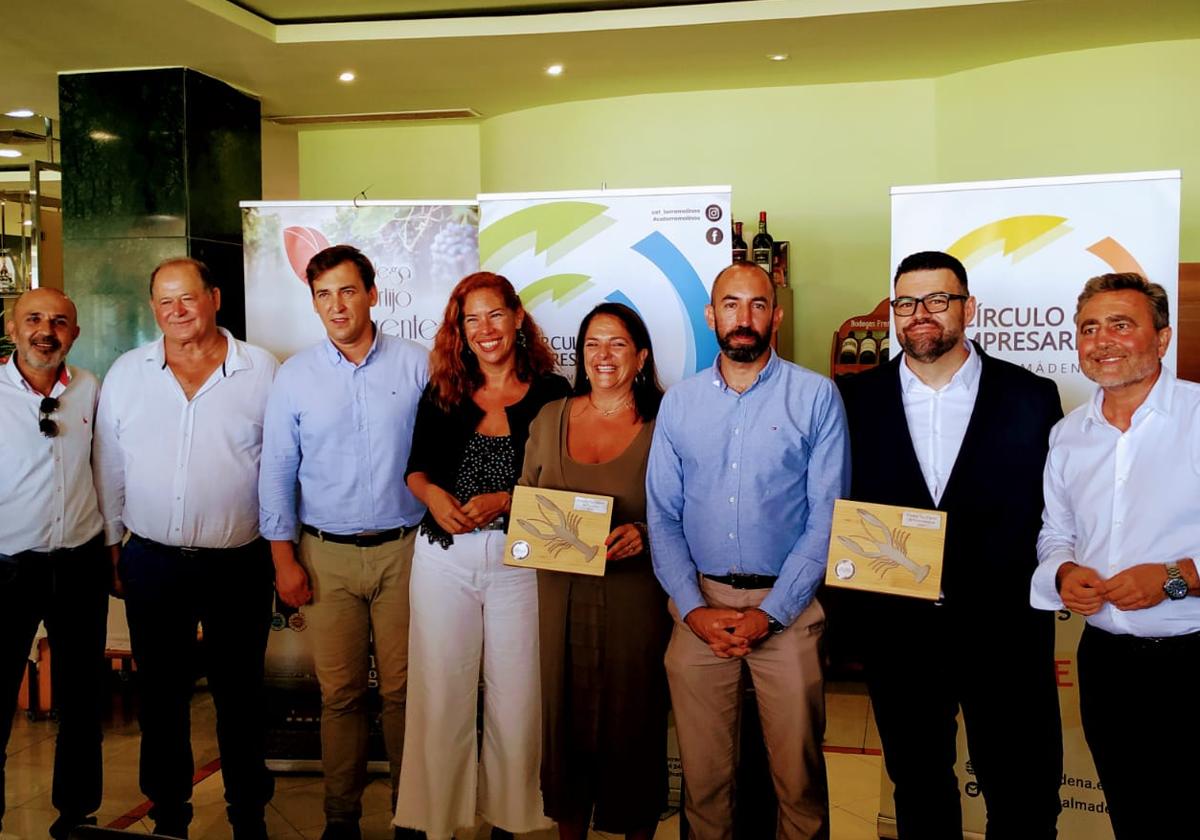 Foto de familia de los premiados.