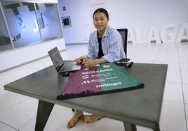 Chikage Kichibayashi, en la redacción de SUR con su ordenador y la camiseta de su equipo.