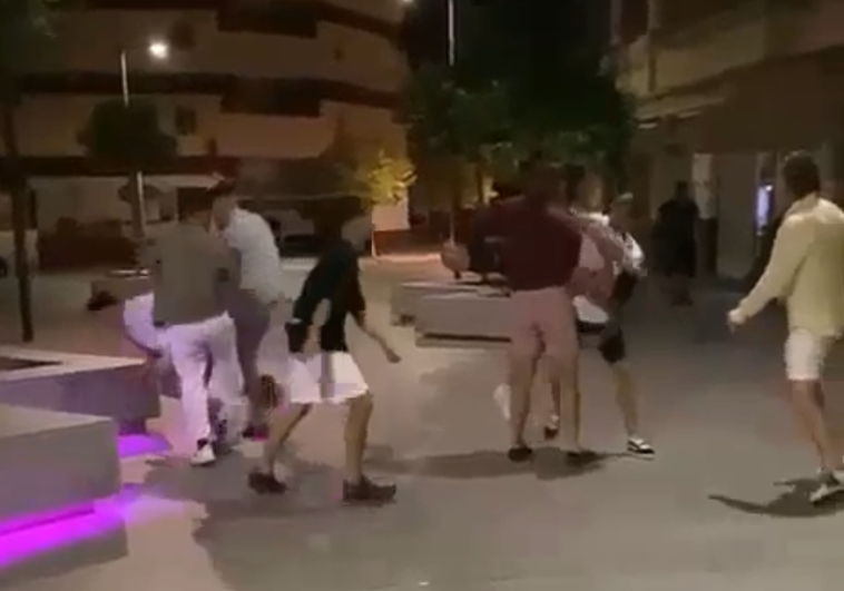 Fotograma del vídeo que circula por las redes sociales con la pelea ocurrido en la madrugada del pasado domingo.