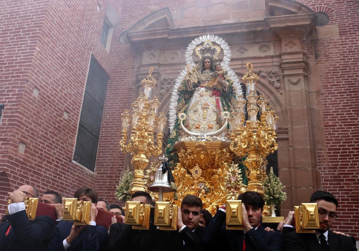 Salida de la Virgen de los Remedios del interior de la iglesia de los Mártires el año pasado.