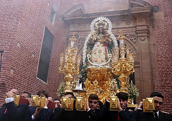 Salida de la Virgen de los Remedios del interior de la iglesia de los Mártires el año pasado.
