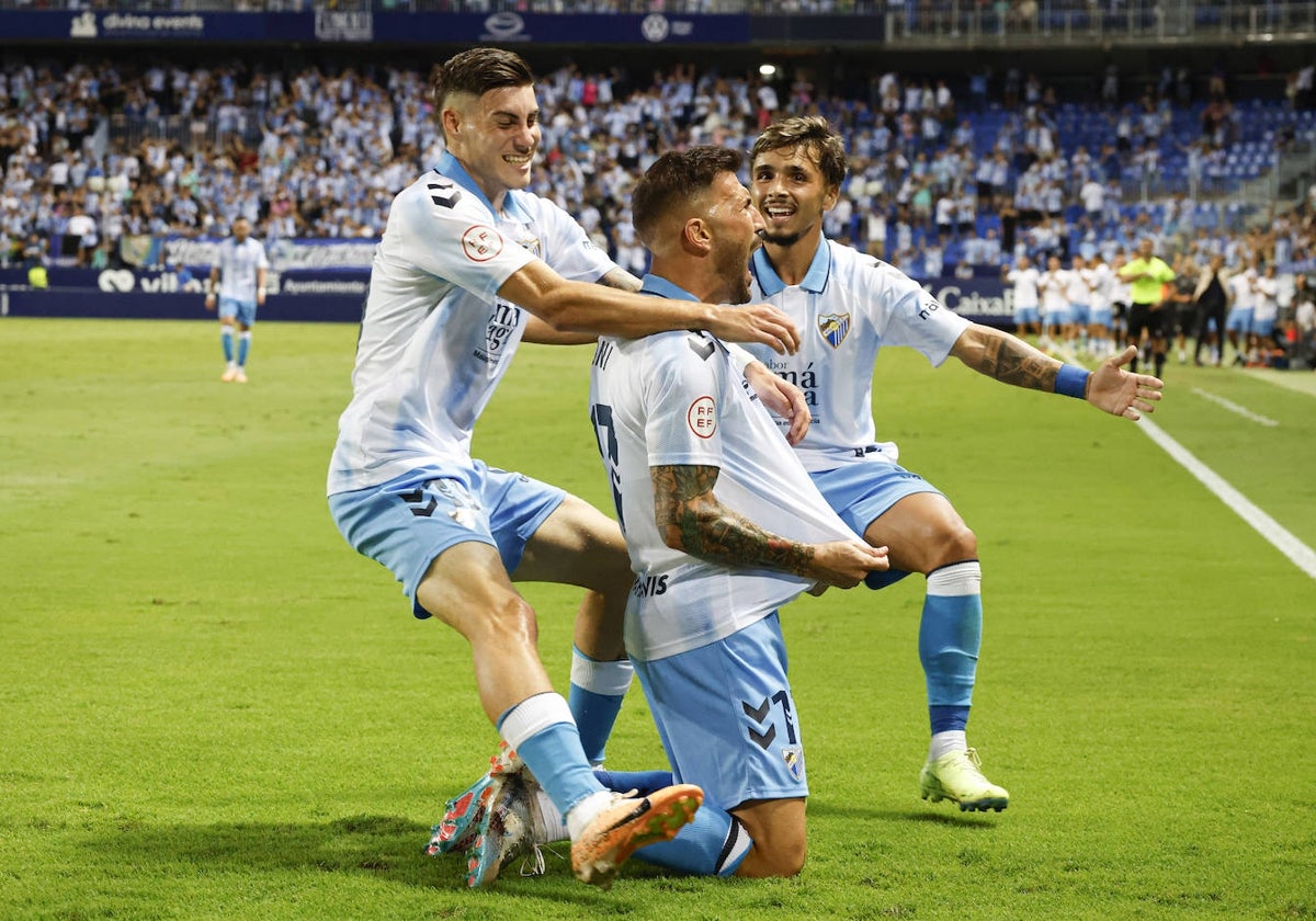 Roberto y Kevin celebran con Dioni el segundo gol.
