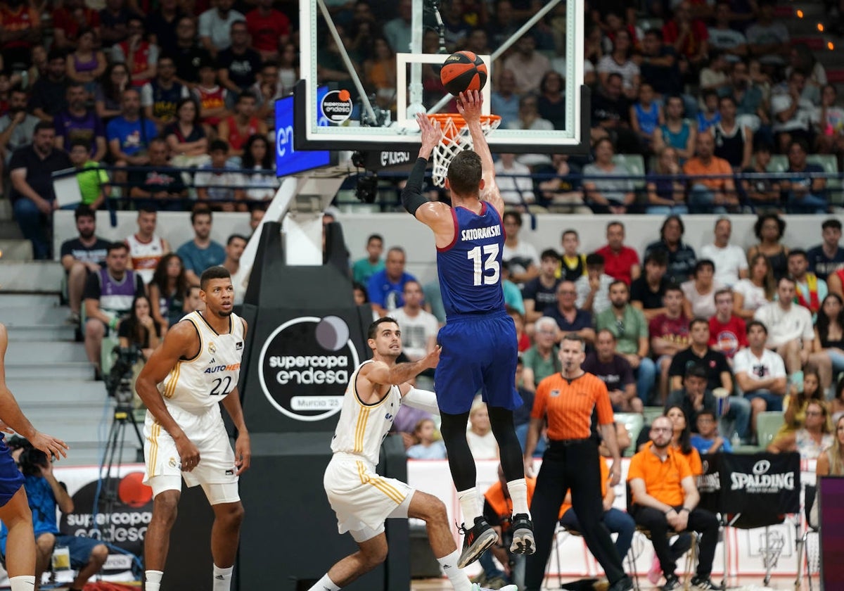 Un lanzamiento de Satoransky, defendido por Abalde, en la primera semifinal de ayer.