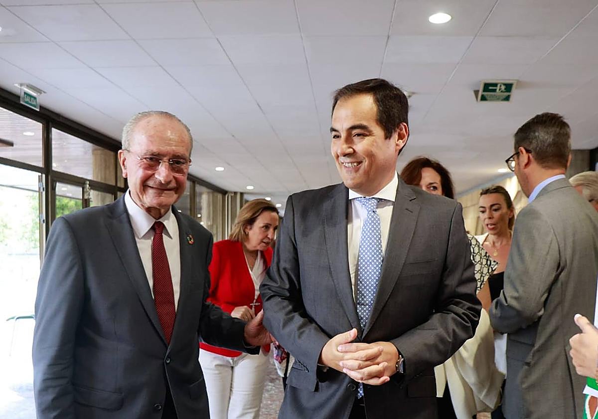 El alcalde de Málaga, Francisco de la Torre, y el consejero de Justicia, Administración Local y Función Pública, José Antonio Nieto.