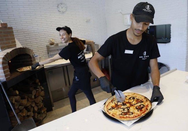 Elaboran las pizzas en horno de leña de naranjo y olivo.