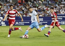 Dioni dispara a portera en el Málaga-Granada B.