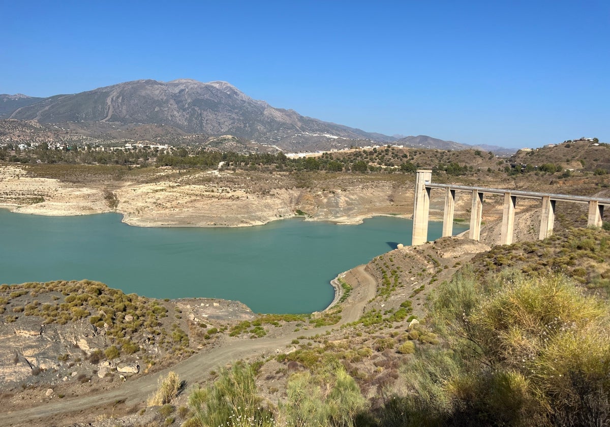 El embalse de La Viñuela está en mínimos históricos, al 8,1% de su capacidad, con apenas 13,3 hectómetros cúbicos.