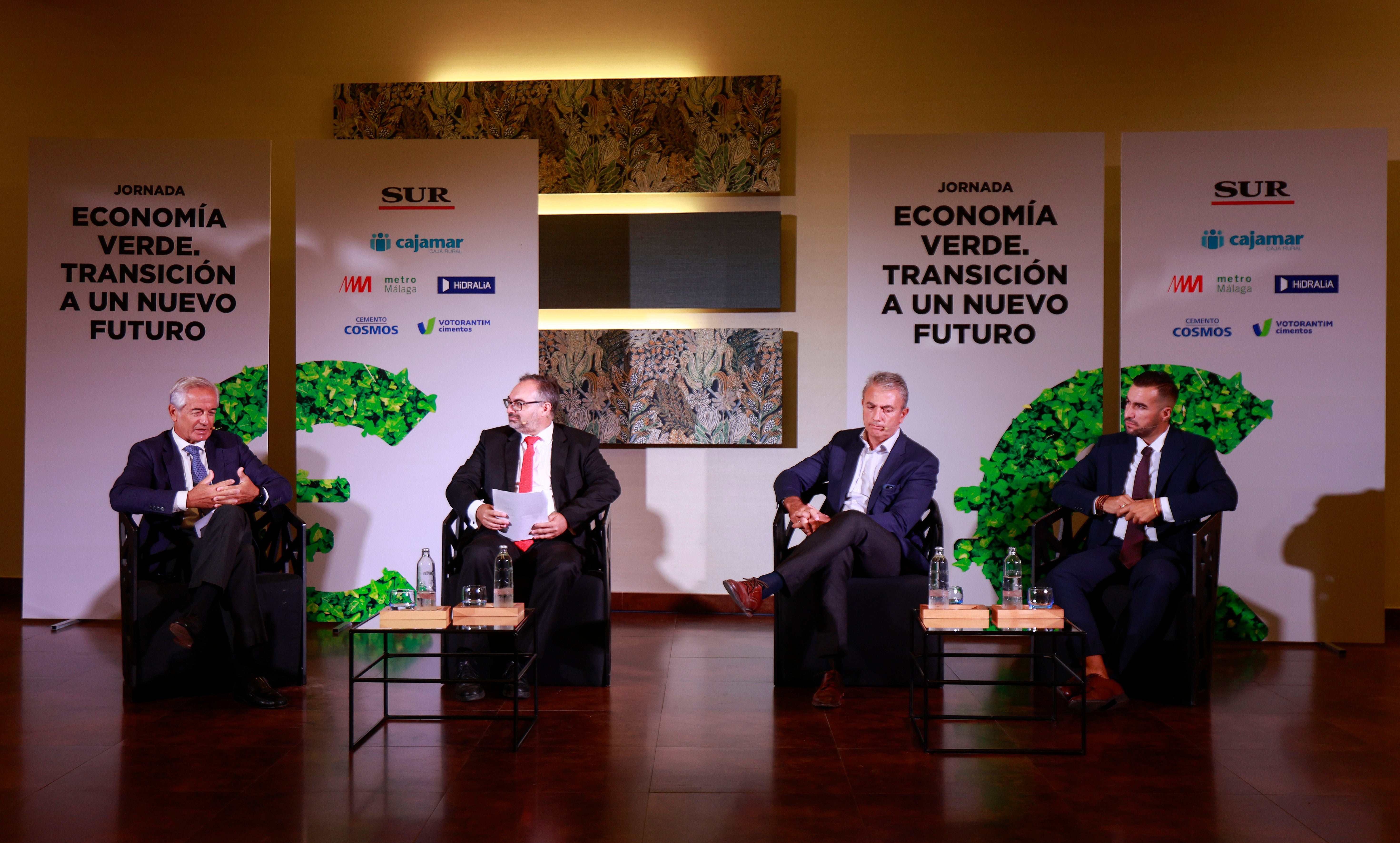 Con los ponentes Fernando Lozano, director general de Metro de Málaga; Francisco Guillén, cofundador y director ejecutivo de Grupo MEI, y Javier Berlanga, director gerente del Consorcio de Transporte Metropolitano de Málaga.