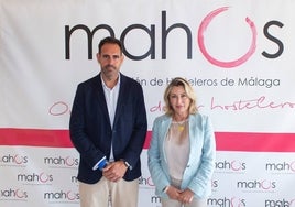 La delegada de Empleo, junto al presidente de Mahos.