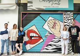 Los comercios de Bailén-Miraflores decoran sus persianas con grafitis