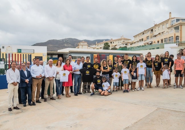 Integrantes de la plataforma vecinal, con representantes de Vox, junto al colegio público El Faro.