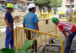 Trabajadores latinoamericanos en una obra en Málaga.