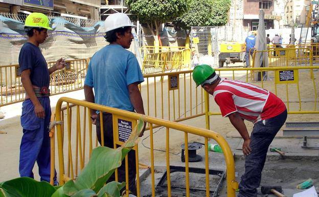 Trabajadores latinoamericanos en una obra en Málaga.