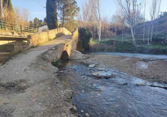 El sendero comienza cruzando este puente.