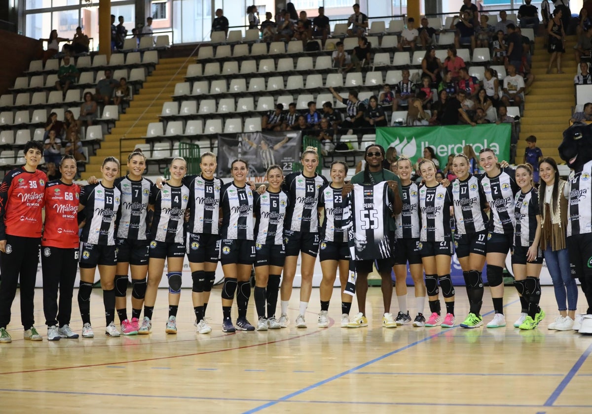 El equipo, junto al cajista Kendrick Perry, que acudió al partido como un aficionado más.