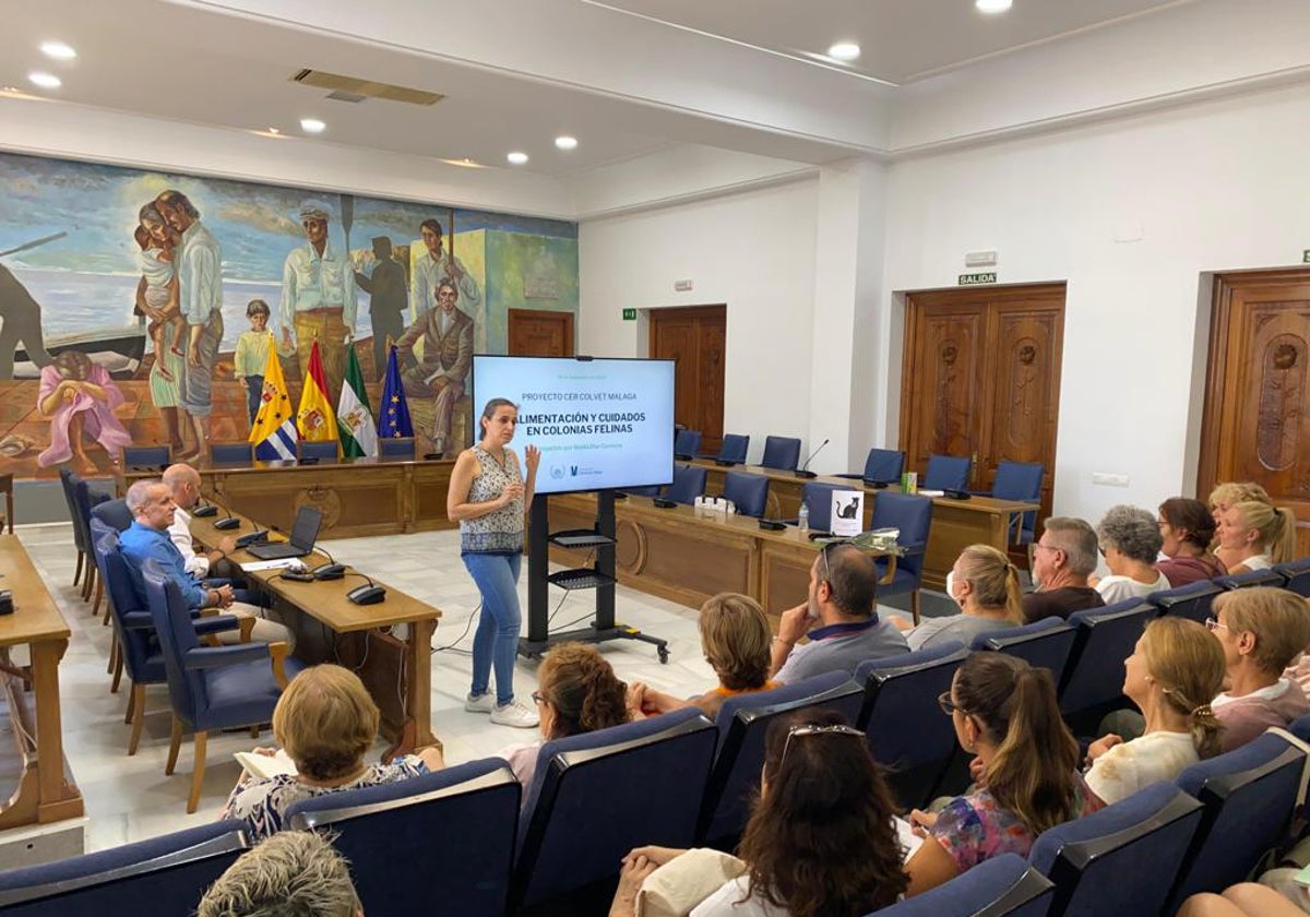 Rincón de la Victoria imparte su primer curso de gestión de colonias felinas a una treintena de voluntarios
