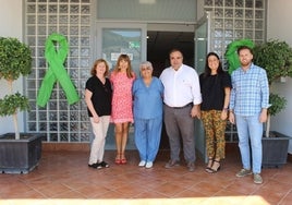 El alcalde de Pizarra, Félix Lozano, y la delegada de Inclusión Social de la Junta de Andalucía en Málaga, Ruth Sarabia, junto a otros representantes.