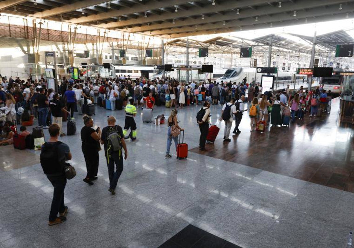 Una imagen de los andenes en la estación de trenes María Zambrano.