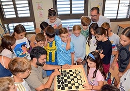 La visita al CEIP Maruja Mallo del edil de Deportes, Sergio Cortés, y el presidente del club, Cristian Claros.