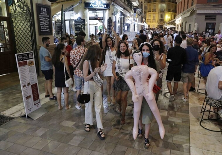 Málaga restringe el espectáculo de las despedidas de soltero: no se puede ir desnudo ni llevar artículos con genitales