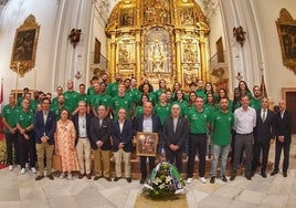 Las plantillas del Unicaja masculino y femenino durante la ofrenda.