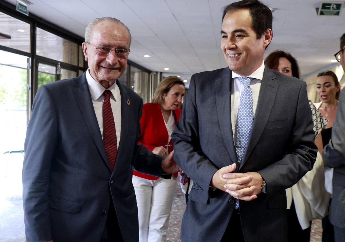 El alcalde de Málaga, Francisco de la Torre, con José Antonio Nieto, consejero de Justicia, en una reciente visita a la capital.