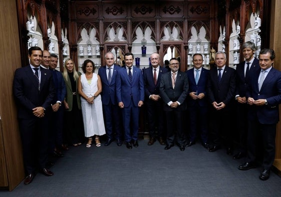 Autoridades y colegiados, en la inauguración de la nueva sede.