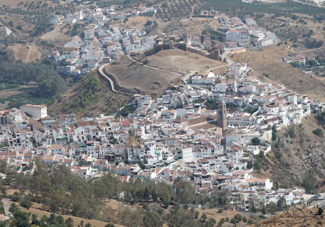 Fisionomía. El principal casco urbano de Álora se encuentra a los pies del cerro de las Dos Torres.