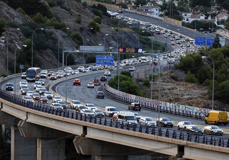 Imagen de las largas caravanas matinales captada el pasado viernes en el acceso a Málaga desde Rincón de la Victoria.